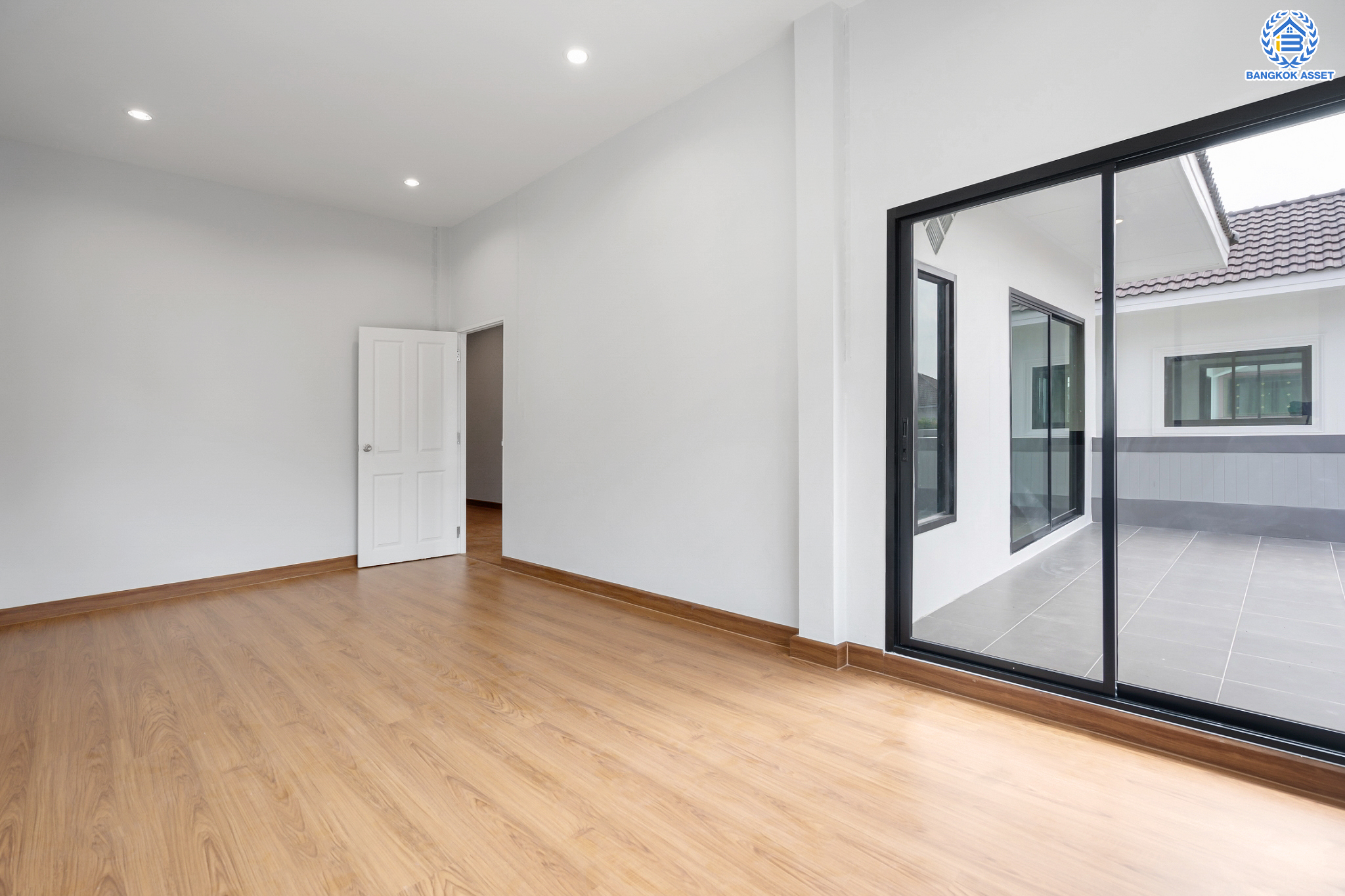 บ้านมือสองตกแต่งใหม่ ม.บูรพา12 ดอนเมือง บ้านเดี่ยว เนื้อที่ 50 ตร.ว. ฟังก์ชัน 4 ห้องนอน 2 ห้องน้ำ จอดรถได้ 2 คัน บนทำเลดีที่สุด ใกล้สนามบินดอนเมือง ทางด่วน "ศรีสมาน" และรถไฟฟ้าสายสีแดง "สถานีดอนเมือง"...